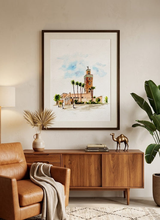 Aquarelle de la mosquée Koutoubia à Marrakech, montrant son minaret en pierre ocre, entouré de palmiers sveltes et de quelques silhouettes discrètes devant l'entrée, sous un ciel bleu doux et nuageux