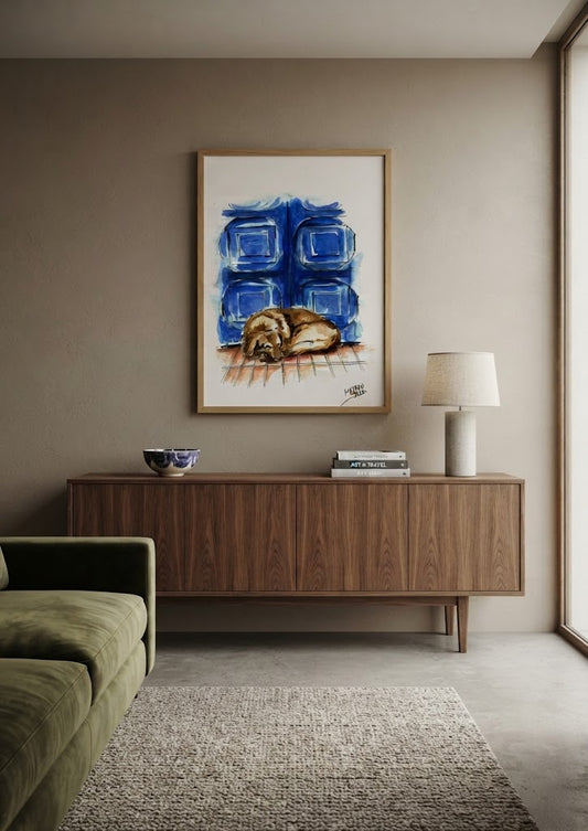 Tableau encadré de l'aquarelle « Sérénité au Seuil », accroché au mur au-dessus d'un meuble en bois bas dans un salon moderne aux teintes neutres.