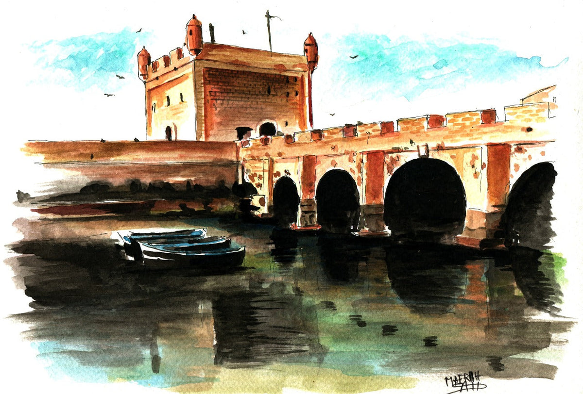 Aquarelle de la Sqala du port d'Essaouira avec ses arches, ses remparts historiques et ses barques bleues.
