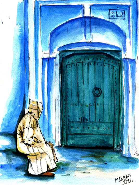 Aquarelle d'un homme assis en djellaba devant la porte turquoise n°242 à Chefchaouen.