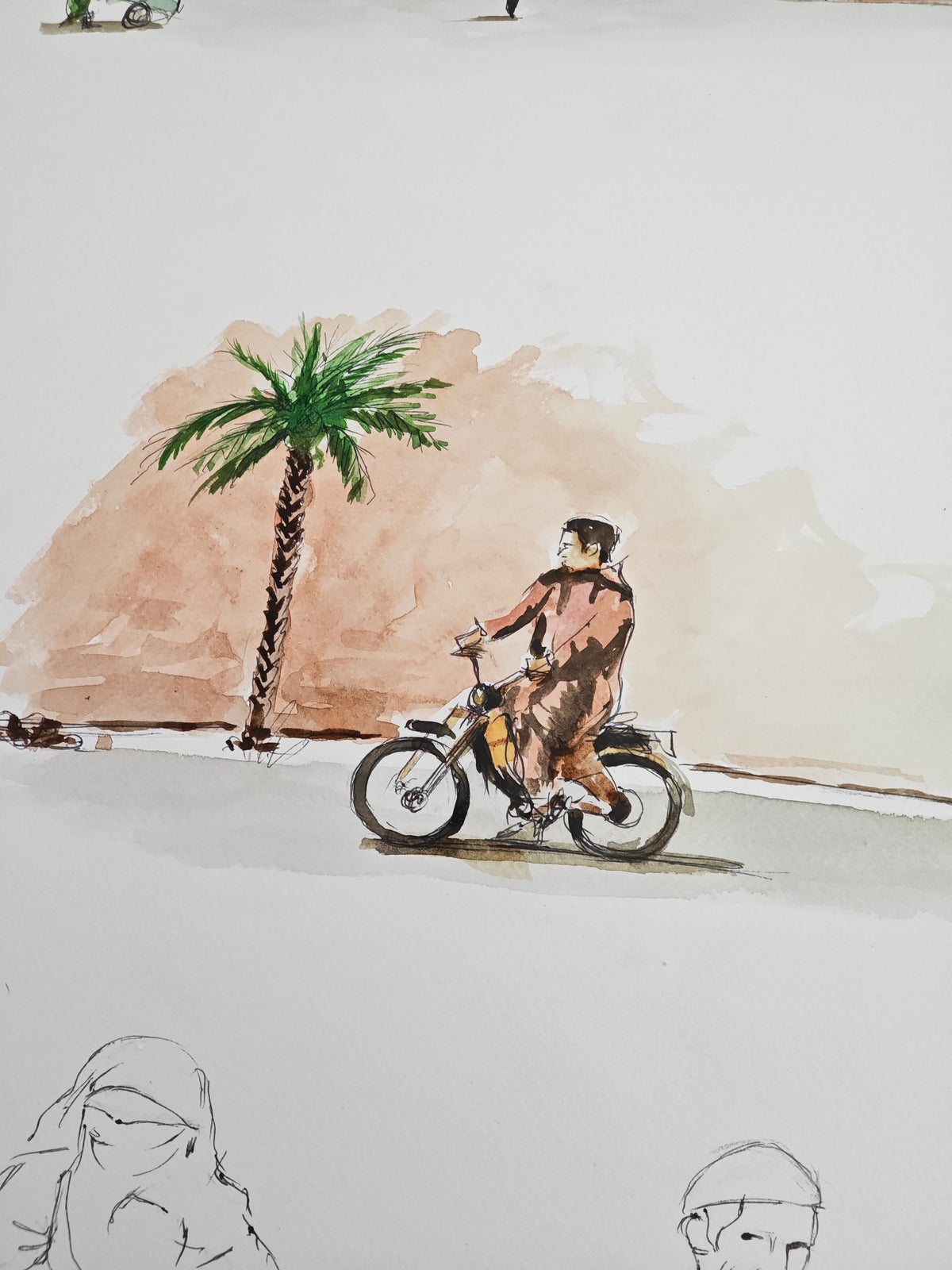 Tableau encadré de l'aquarelle « Échappée sous le Palmier », accroché au mur au-dessus d'un meuble en bois bas dans un salon moderne aux teintes neutres.