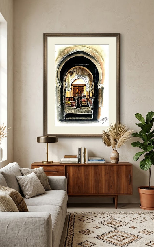 Tableau encadré représentant l'aquarelle L'Arche de la Médina, accroché au-dessus d'un buffet en bois dans un salon élégant.