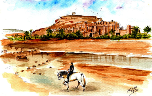 Tableau encadré de l'aquarelle « Le Cavalier de la Kasbah », accroché au mur au-dessus d'un meuble en bois bas dans un salon moderne aux teintes neutres.