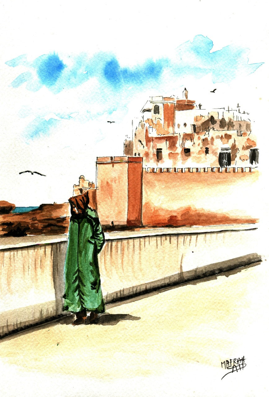 Aquarelle de style orientaliste montrant un homme en djellaba verte contemplative sur une promenade de bord de mer, face à des remparts historiques ocre sous un ciel bleu