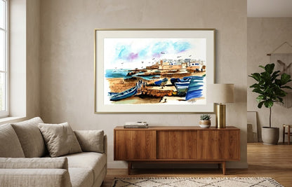 Tableau encadré représentant l'aquarelle Les Barques Bleues d'Essaouira, accroché au-dessus d'un meuble en bois dans un salon moderne.