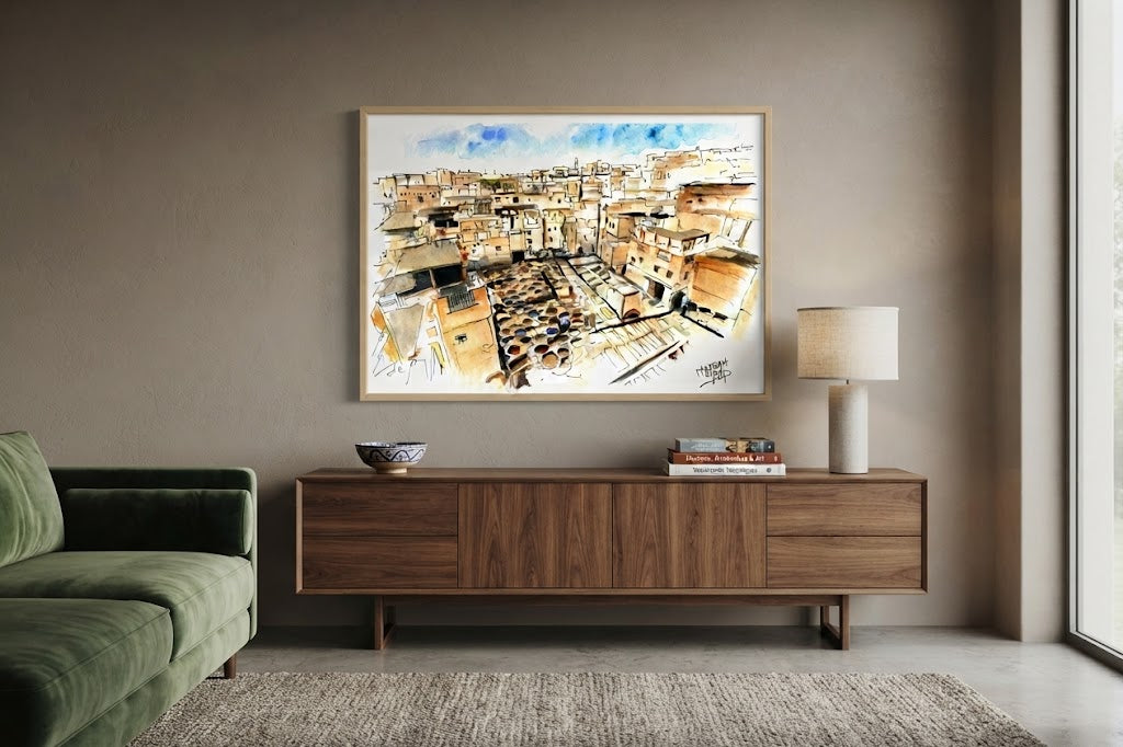 Tableau encadré de l'aquarelle « Les Cuves de Fès », accroché au mur au-dessus d'un meuble en bois bas dans un salon moderne aux teintes neutres.