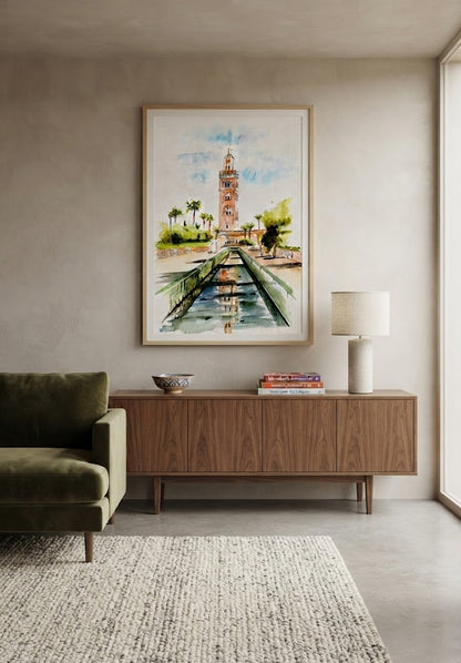 Tableau encadré de l'aquarelle « Reflets de la Koutoubia », accroché au mur au-dessus d'un meuble en bois bas dans un salon moderne aux teintes neutres.