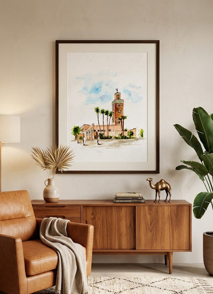 Aquarelle de la mosquée Koutoubia à Marrakech, montrant son minaret en pierre ocre, entouré de palmiers sveltes et de quelques silhouettes discrètes devant l'entrée, sous un ciel bleu doux et nuageux 